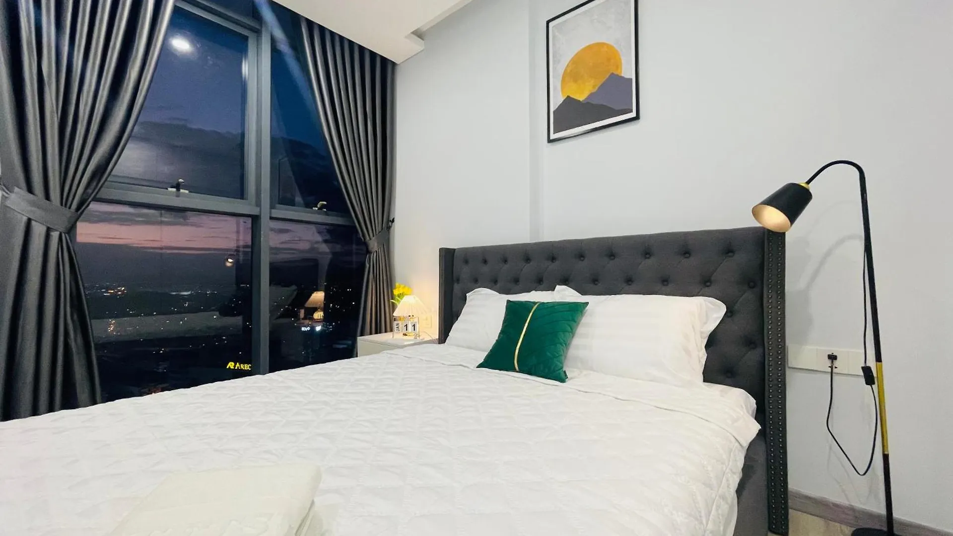 2509 - Sunrise & Sunset Apartment View Marina Suites location